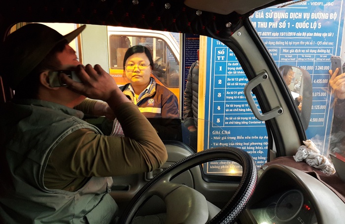 tram thu phi ql5 nu nhan vien ngan ngam cho tai xe dem tien le nghe dien thoai