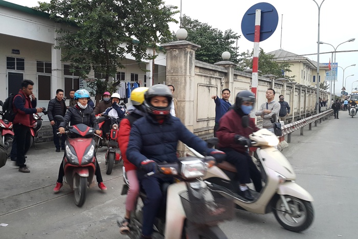 tram thu phi ql5 nu nhan vien ngan ngam cho tai xe dem tien le nghe dien thoai