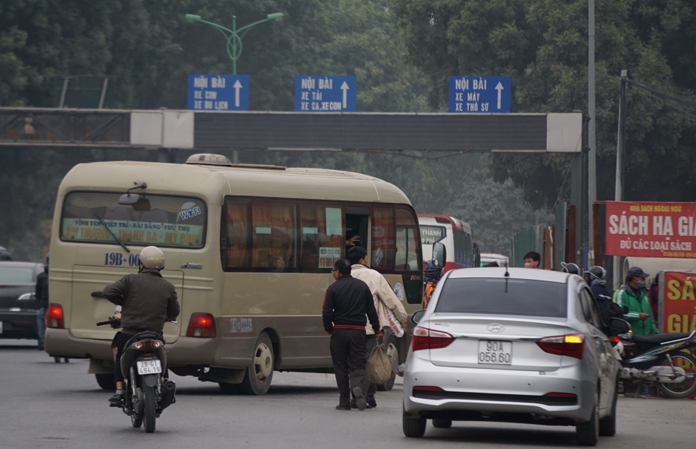 xe tuyen co dinh vo tu don khach khap noi ngay giua thu do