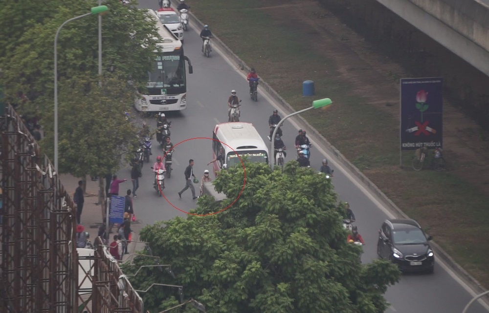 xe tuyen co dinh vo tu don khach khap noi ngay giua thu do