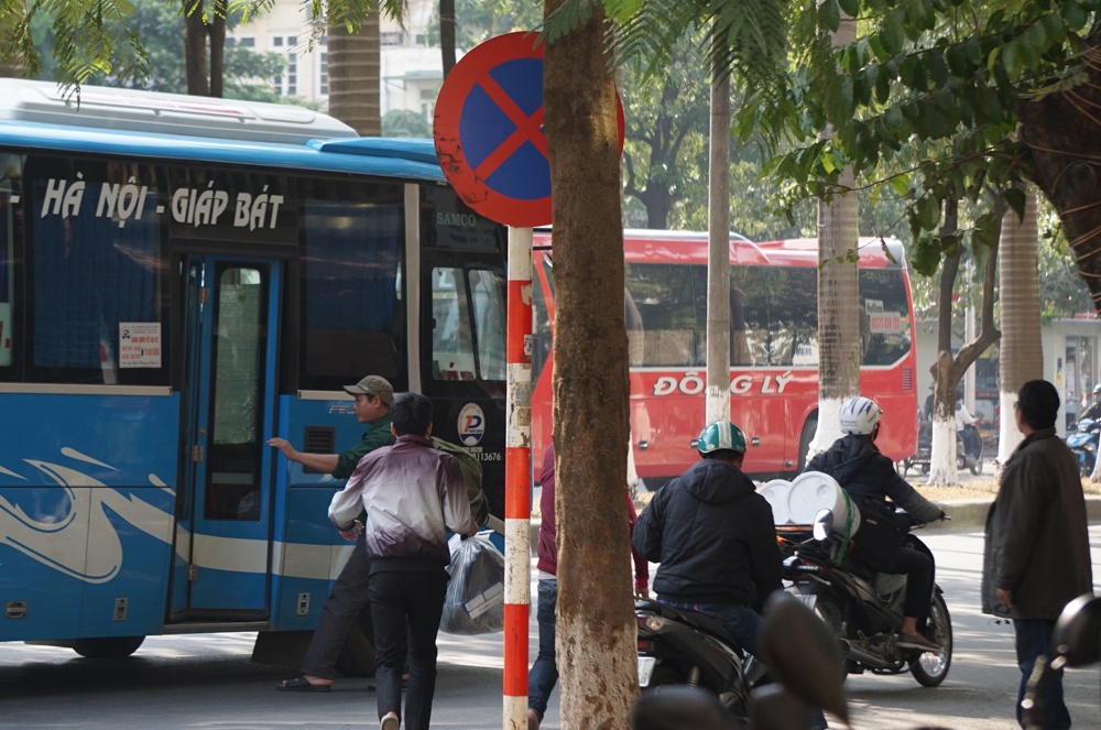 xe tuyen co dinh vo tu don khach khap noi ngay giua thu do