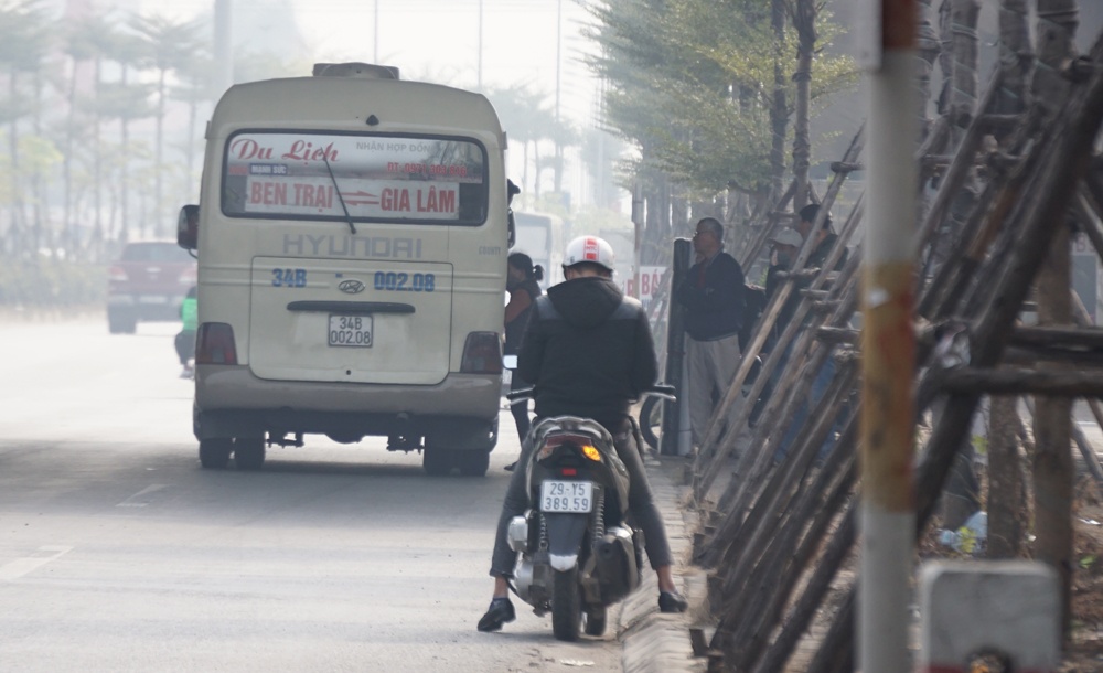 xe tuyen co dinh vo tu don khach khap noi ngay giua thu do