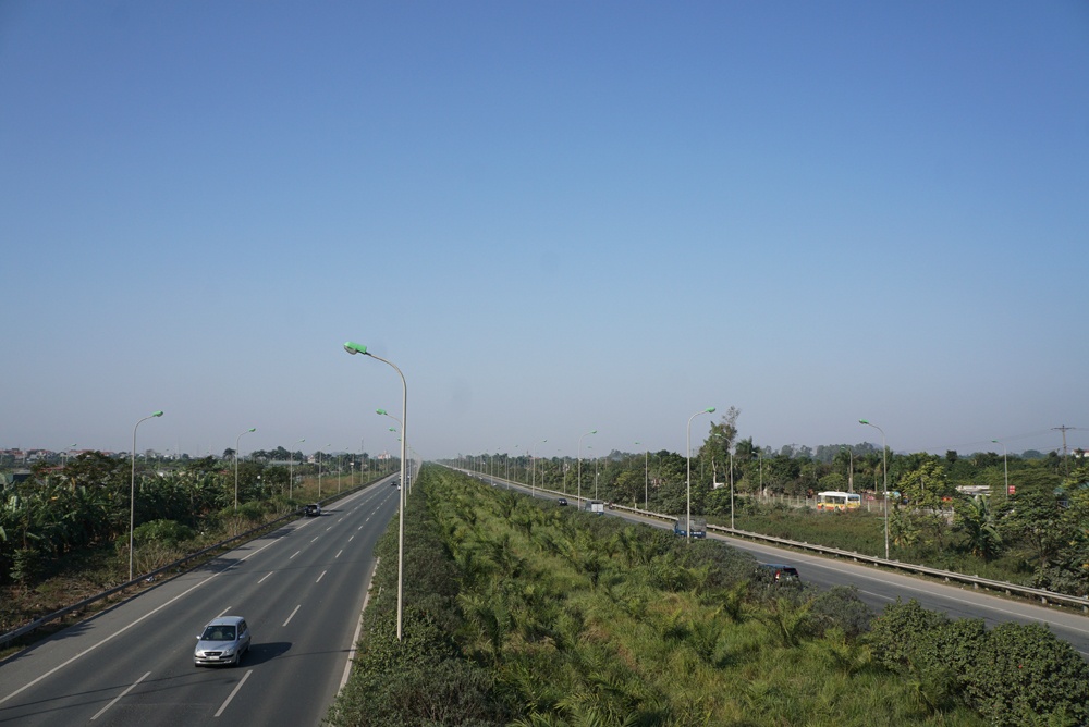canh khai hoang canh tac tren dai lo thang long ngan ty