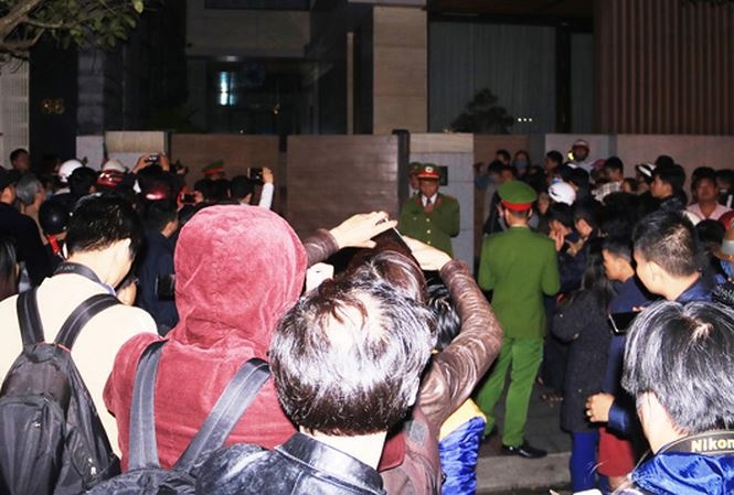 vu nhom nhung cau hoi con cho giai dap