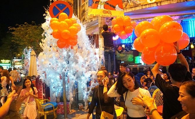 nguoi sai gon ron ra xuong pho don noel som