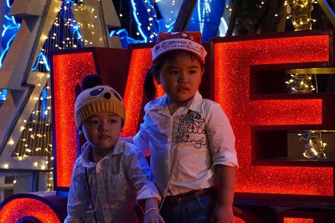 nguoi sai gon ron ra xuong pho don noel som