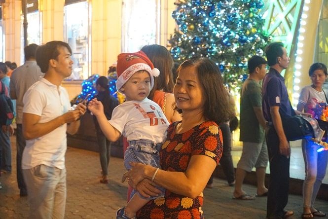 nguoi sai gon ron ra xuong pho don noel som