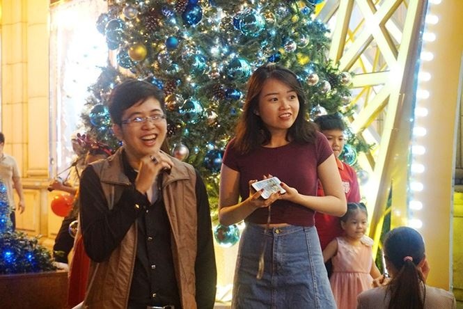 nguoi sai gon ron ra xuong pho don noel som