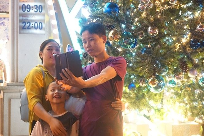 nguoi sai gon ron ra xuong pho don noel som