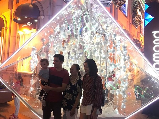 nguoi sai gon ron ra xuong pho don noel som