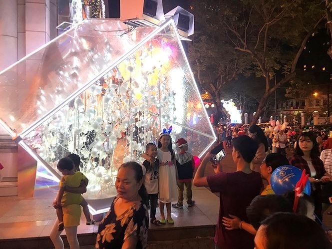nguoi sai gon ron ra xuong pho don noel som