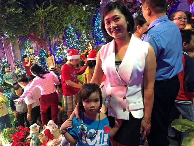nguoi sai gon ron ra xuong pho don noel som