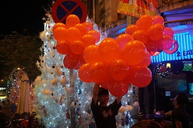 nguoi sai gon ron ra xuong pho don noel som