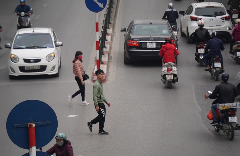 nguoi dan van vo tu di bo sai luat bat chap nguy co di tu