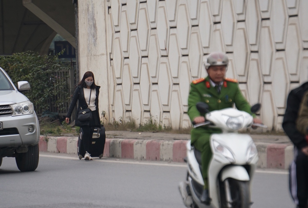 nguoi dan van vo tu di bo sai luat bat chap nguy co di tu