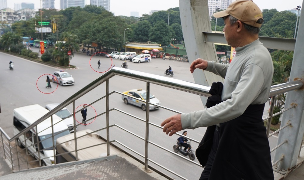 nguoi dan van vo tu di bo sai luat bat chap nguy co di tu