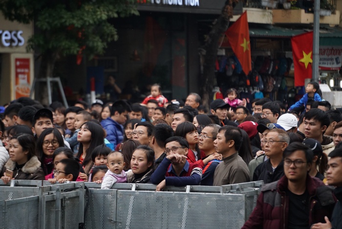 hang van nguoi do ve pho di bo don nam moi rac vut khap noi