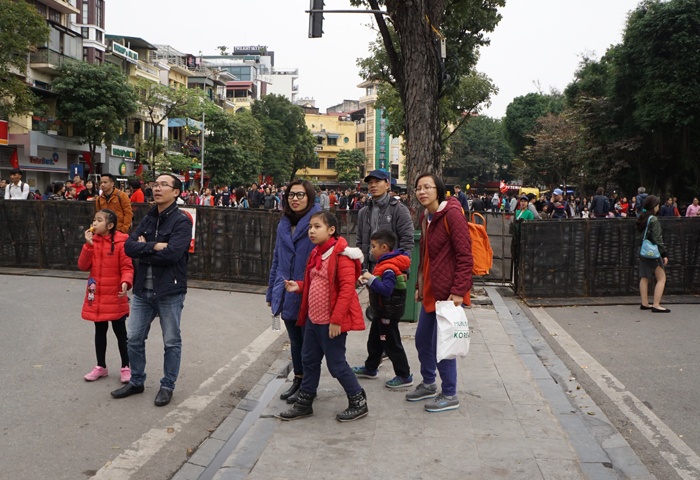 hang van nguoi do ve pho di bo don nam moi rac vut khap noi
