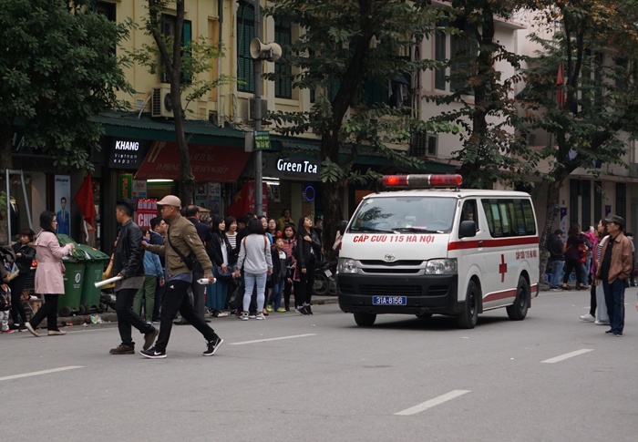 hang van nguoi do ve pho di bo don nam moi rac vut khap noi