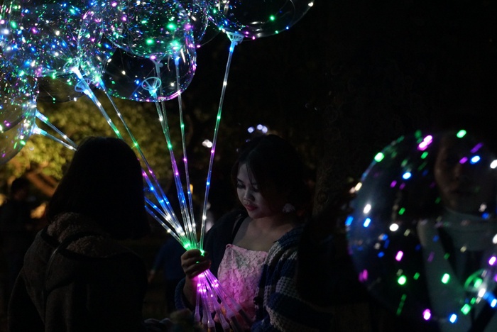 nhung manh doi muu sinh tren pho di bo ngay cuoi cung cua nam 2017