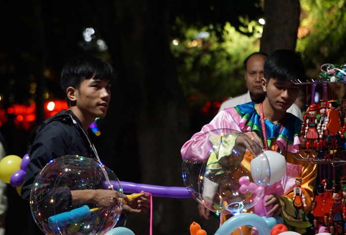 nhung manh doi muu sinh tren pho di bo ngay cuoi cung cua nam 2017