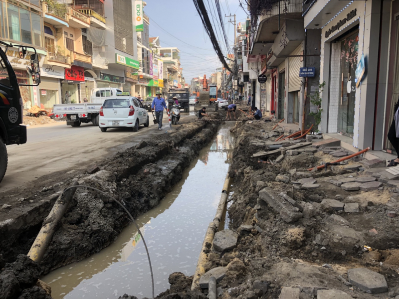 quang ninh dan buc xuc vi khong vao duoc nha