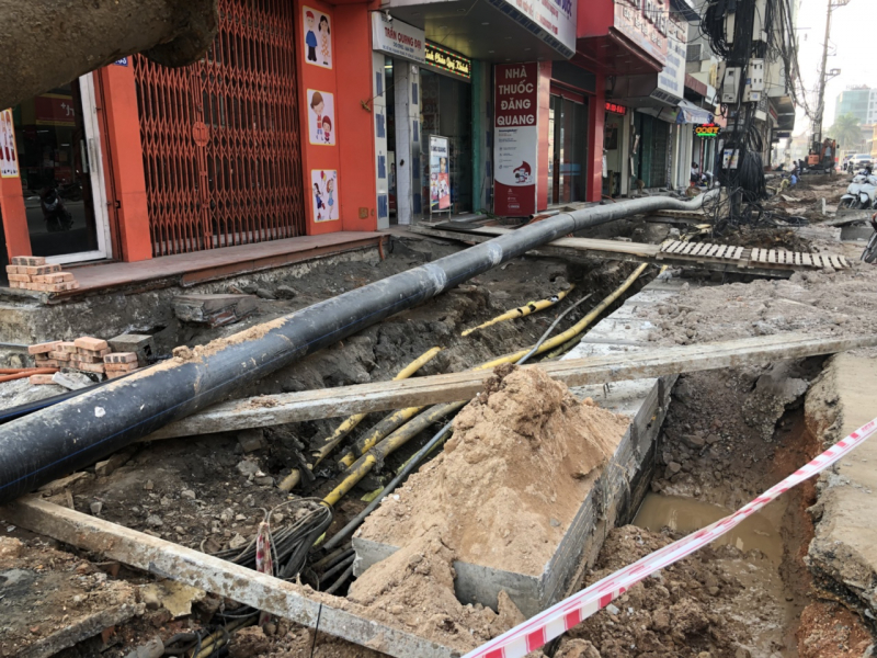 quang ninh dan buc xuc vi khong vao duoc nha