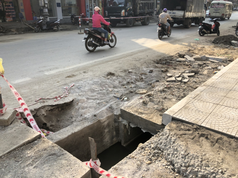 quang ninh dan buc xuc vi khong vao duoc nha