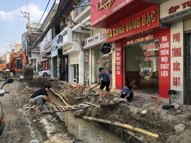 quang ninh dan buc xuc vi khong vao duoc nha