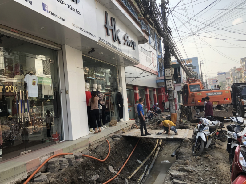 quang ninh dan buc xuc vi khong vao duoc nha