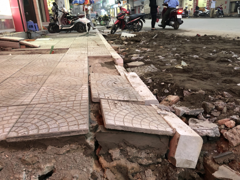 quang ninh dan buc xuc vi khong vao duoc nha