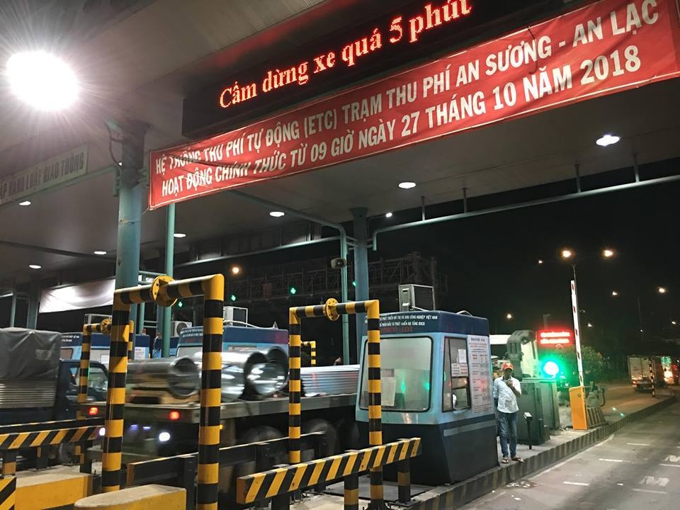 nhieu nguoi vay tay keu goi xe di qua tram bot an suong an lac