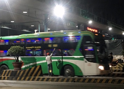 nhieu nguoi vay tay keu goi xe di qua tram bot an suong an lac