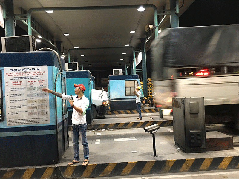nhieu nguoi vay tay keu goi xe di qua tram bot an suong an lac