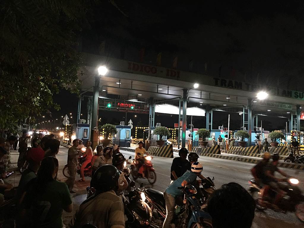 nhieu nguoi vay tay keu goi xe di qua tram bot an suong an lac