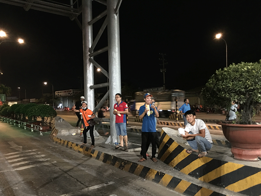 nhieu nguoi vay tay keu goi xe di qua tram bot an suong an lac