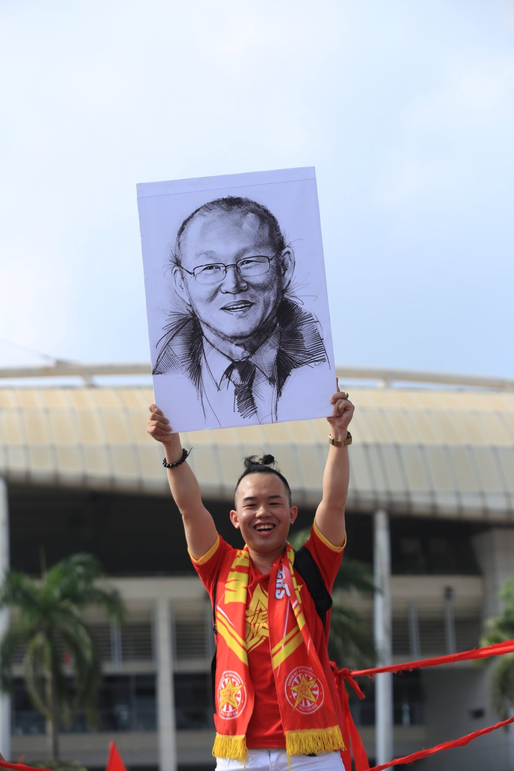 Chàng trai cắt tóc hình HLV Park Hang Seo 'nổi bần bật' ở sân Mỹ Đình là ai? chang trai cat toc hinh hlv park hang seo noi ban bat o san my dinh la ai