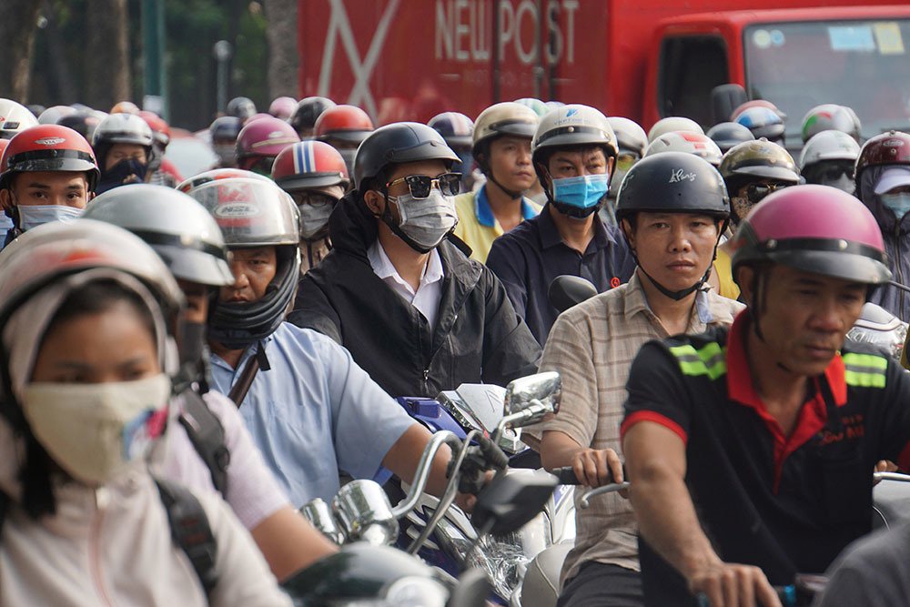 cua ngo san bay tan son nhat ket xe cung ngac