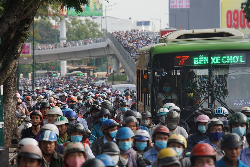 cua ngo san bay tan son nhat ket xe cung ngac