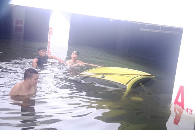 clip nguoi dan da nang boi bi bom trong tang ham tim o to duoi nuoc o chung cu cao cap