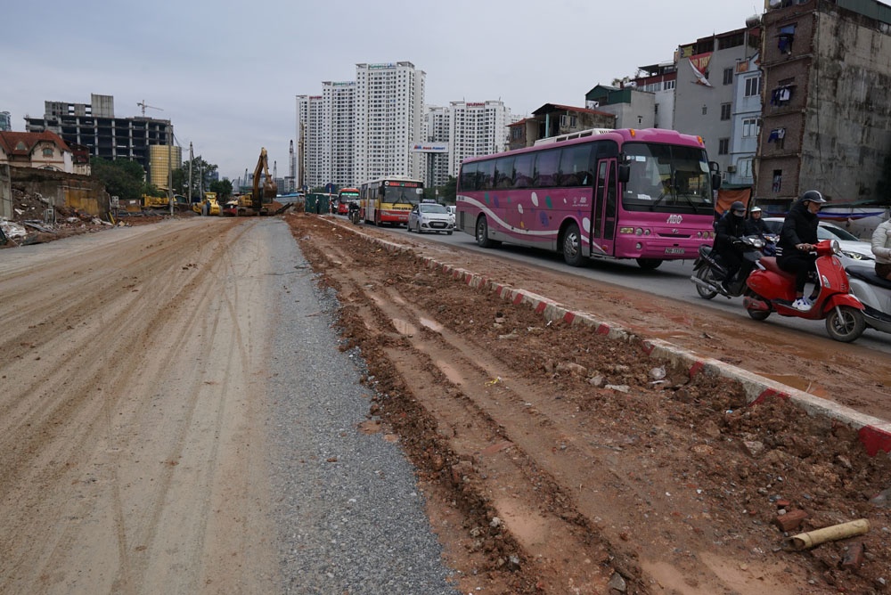 ha noi can canh nhung ngoi nha nhu luoi dao tren duong pham van dong