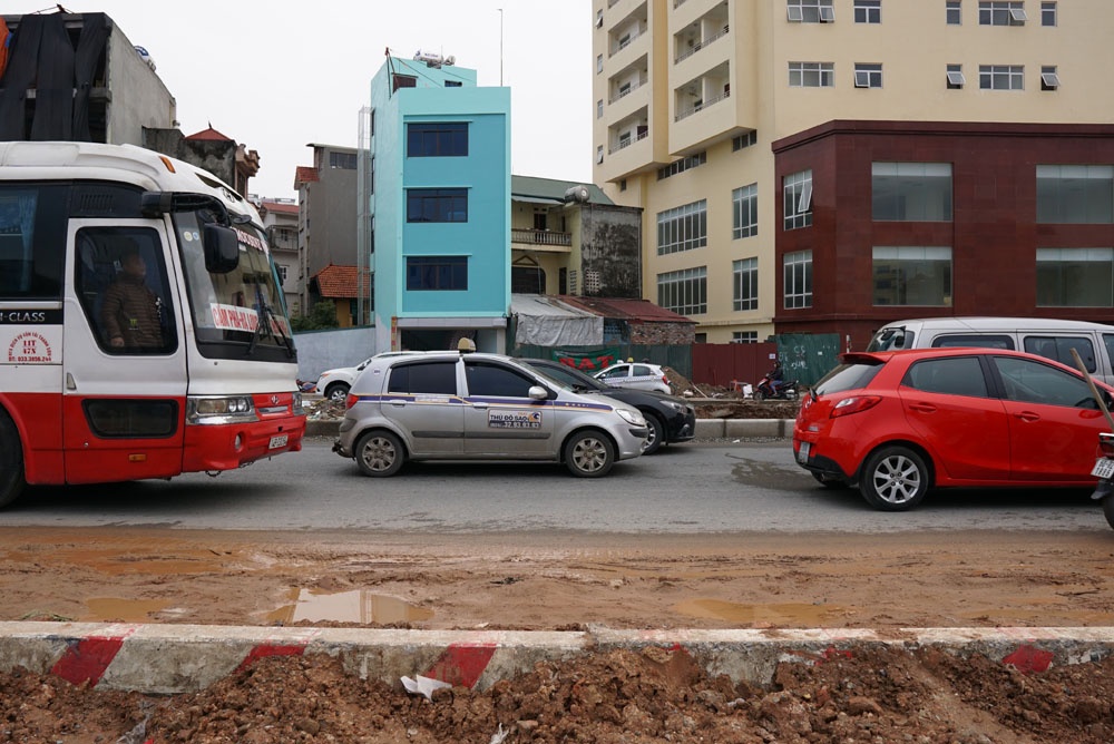 ha noi can canh nhung ngoi nha nhu luoi dao tren duong pham van dong