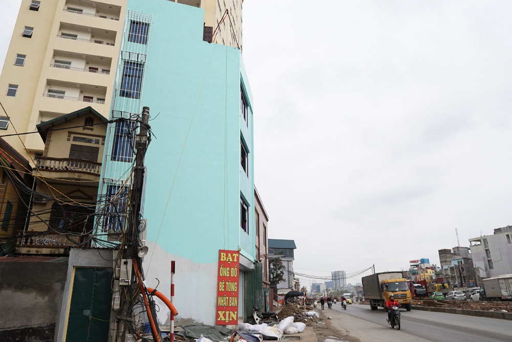 ha noi can canh nhung ngoi nha nhu luoi dao tren duong pham van dong