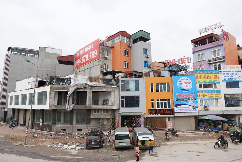 ha noi can canh nhung ngoi nha nhu luoi dao tren duong pham van dong