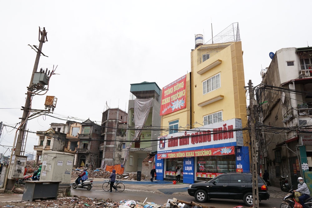 ha noi can canh nhung ngoi nha nhu luoi dao tren duong pham van dong