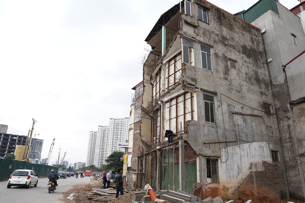 ha noi can canh nhung ngoi nha nhu luoi dao tren duong pham van dong