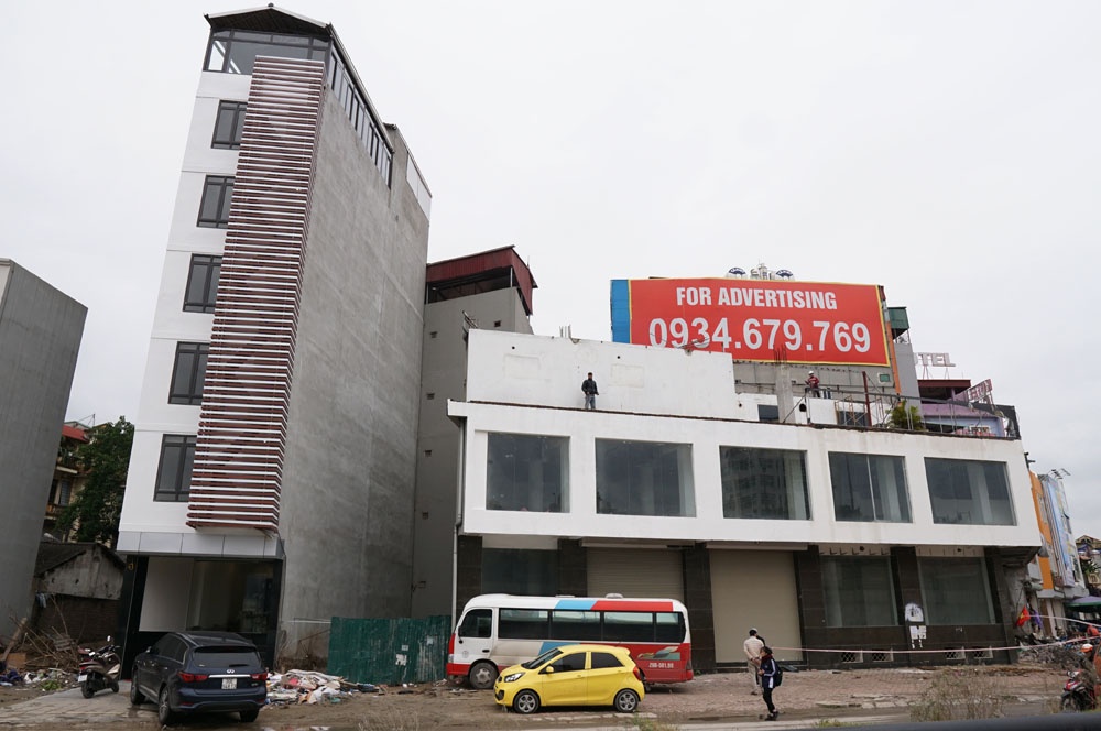 ha noi can canh nhung ngoi nha nhu luoi dao tren duong pham van dong