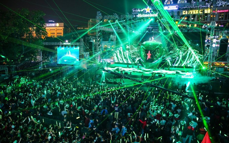 xe buyt nao di qua nha hat lon xem le hoi dem nguoc countdown 2019