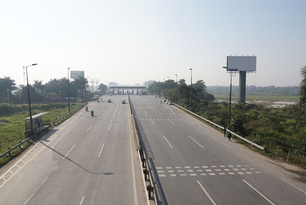Hà Nội: Nhiều tài xế dừng xe, phản đối trạm thu phí BOT Bắc Thăng Long - Nội Bài ha noi nhieu tai xe dung xe phan doi tram thu phi bot bac thang long noi bai