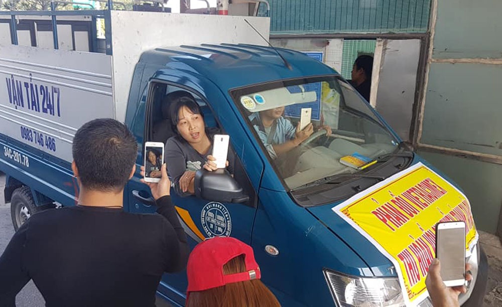 Hà Nội: Nhiều tài xế dừng xe, phản đối trạm thu phí BOT Bắc Thăng Long - Nội Bài ha noi nhieu tai xe dung xe phan doi tram thu phi bot bac thang long noi bai